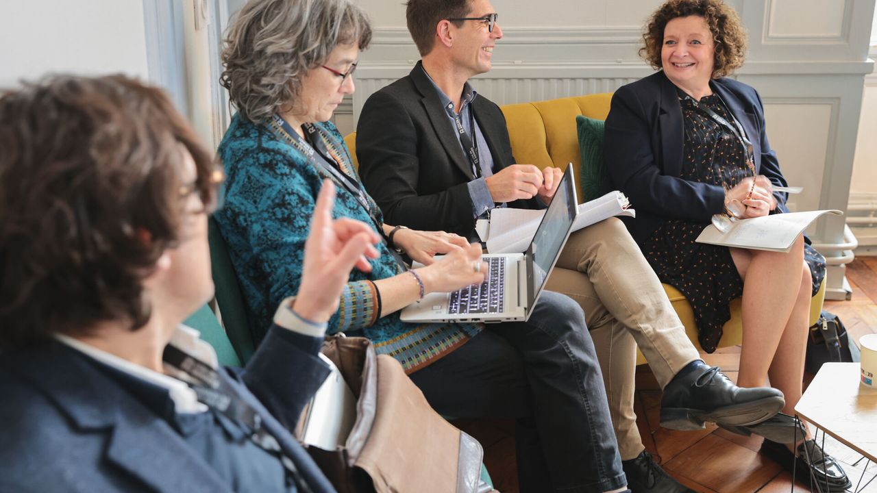 4 élus de collectivités bretonnes discutent ensemble lors d'un atelier