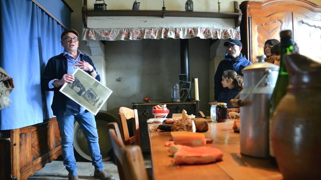 Dans une ancienne cuisine de ferme, un médiateur anime l'atelier devant une table de victuailles
