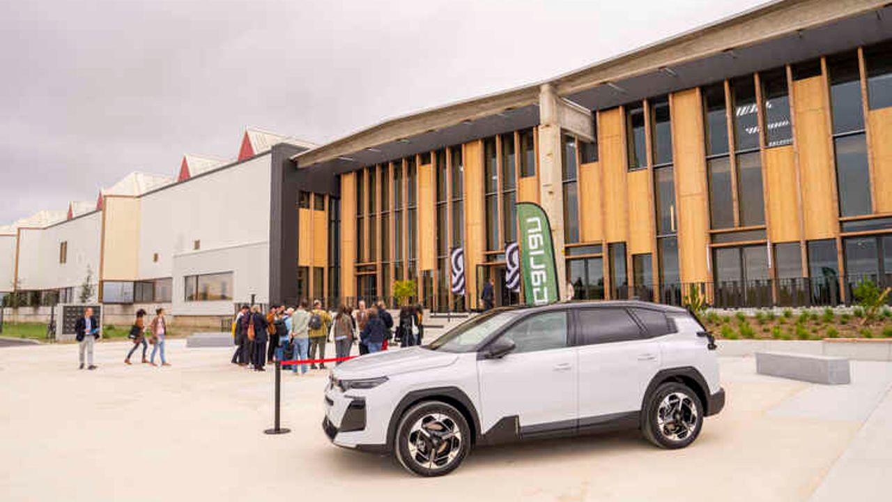 La nouvelle C5 Aircross électrique devant le Bâtiment 78.