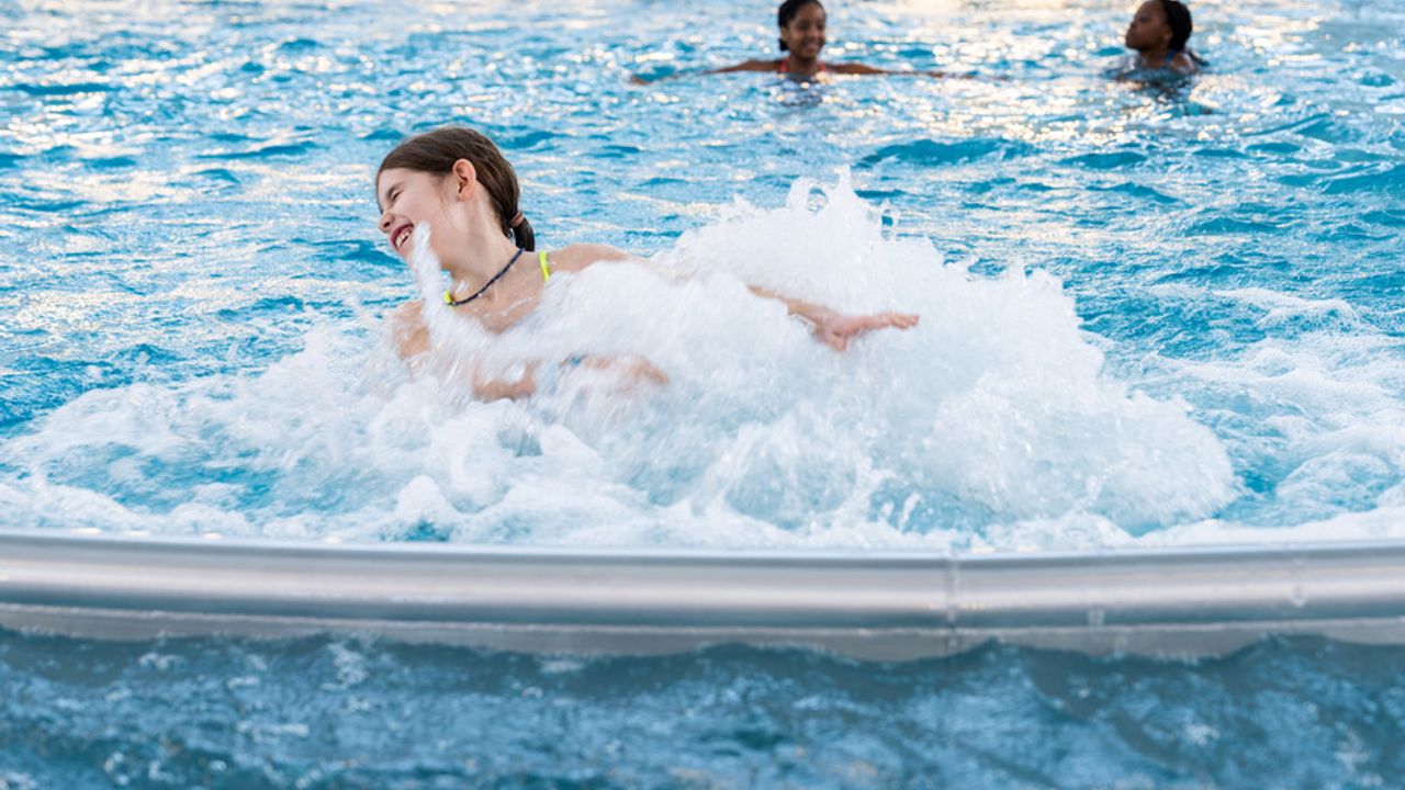 Une jeune fille s'amuse dans l'eau