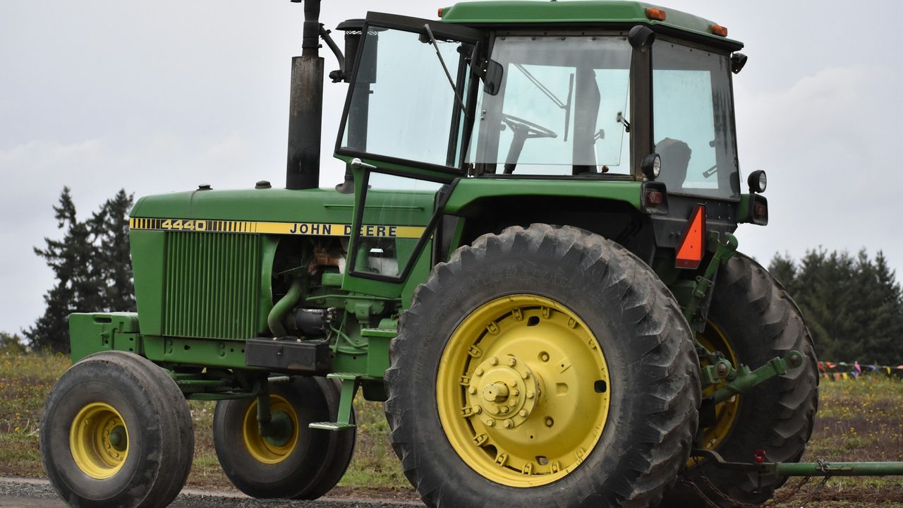 Image du film, avec un mécanicien qui répare un tracteur