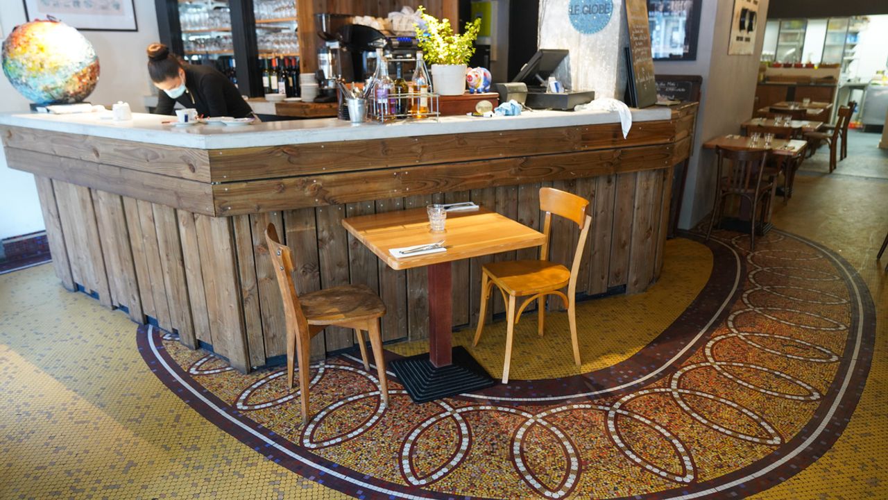 Vue du sol du restaurant Le Globe à Rennes.