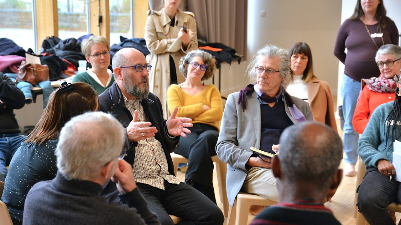 Groupe de personne en discussion