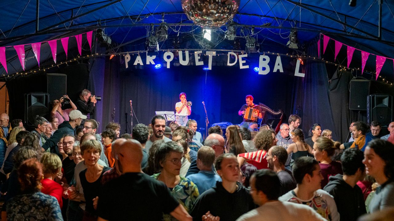 Beaucoup de danseurs lors d'un fest noz