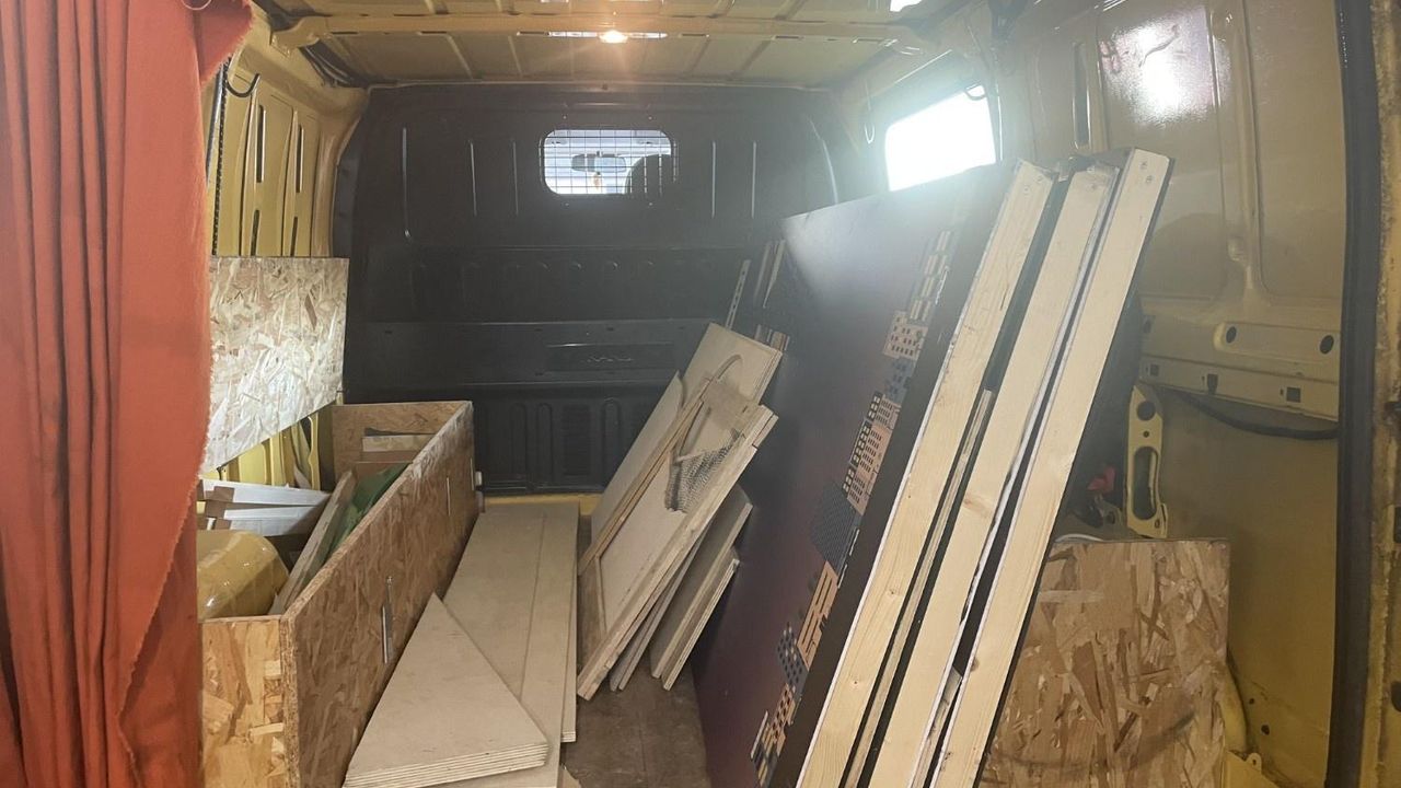 photo d'un coffre ouvert d'un utilitaire avec des matériaux