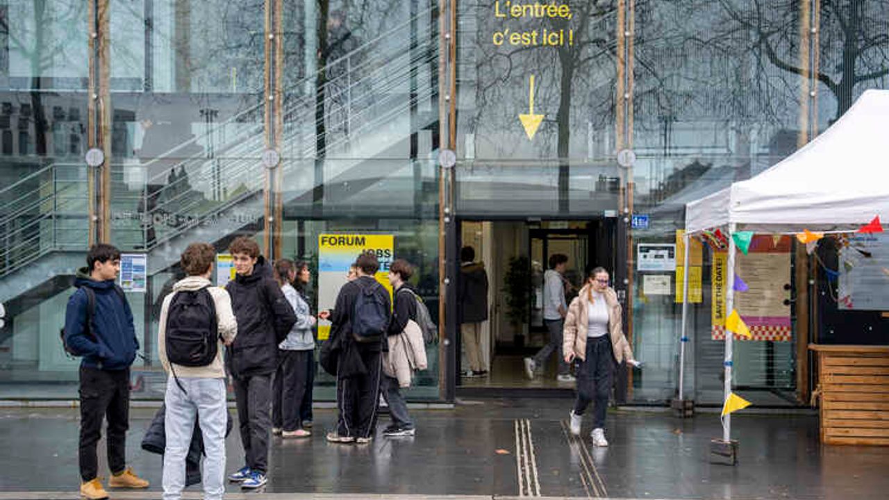 des jeunes sont devant l'entrée du 4 bis