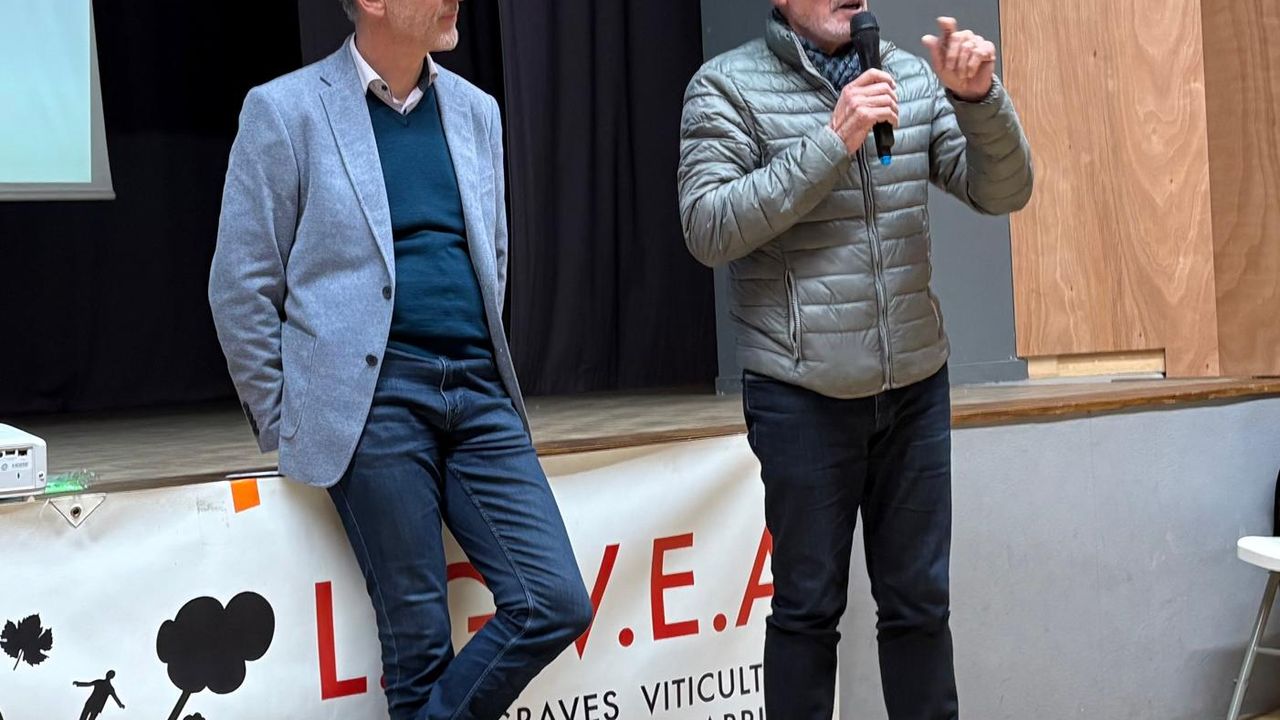 Christian Tamarelle expliquant les travaux sur sa commune