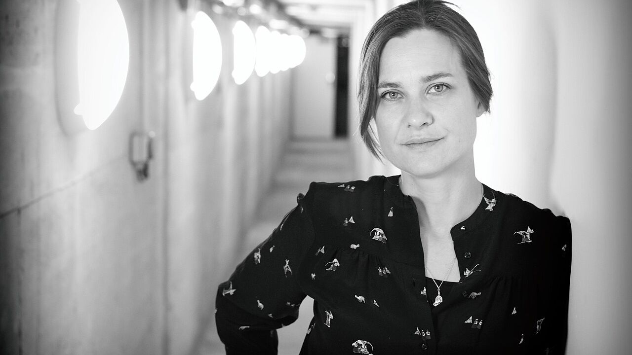 Portrait en noir et blanc d'une femme 