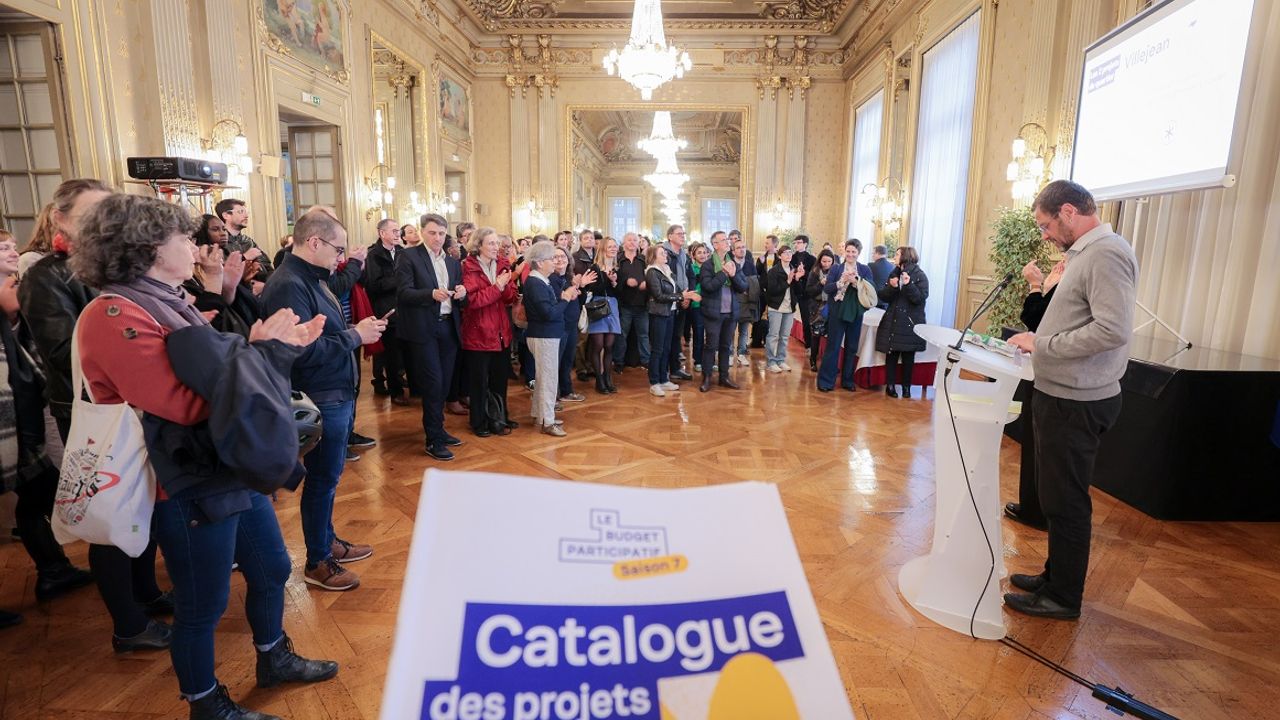 Groupe de gens réunis à l'Hôtel de Ville de Rennes l'annonce des résultats de la saison 7.