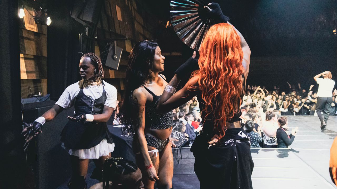 Les participants et participantes se préparent à leur entrée sur le floor