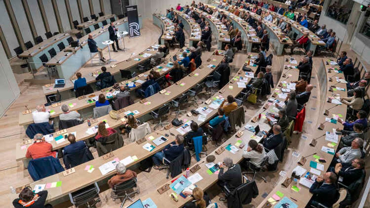 convention des élus en salle du conseil de l'hôtel de Rennes Métropole