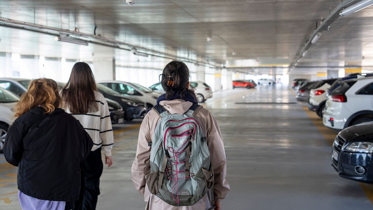 Photo du parking-relais à Cesson-Sévigné avec véhicules en stationnement. Des personnes se dirigent vers leur voiture.
