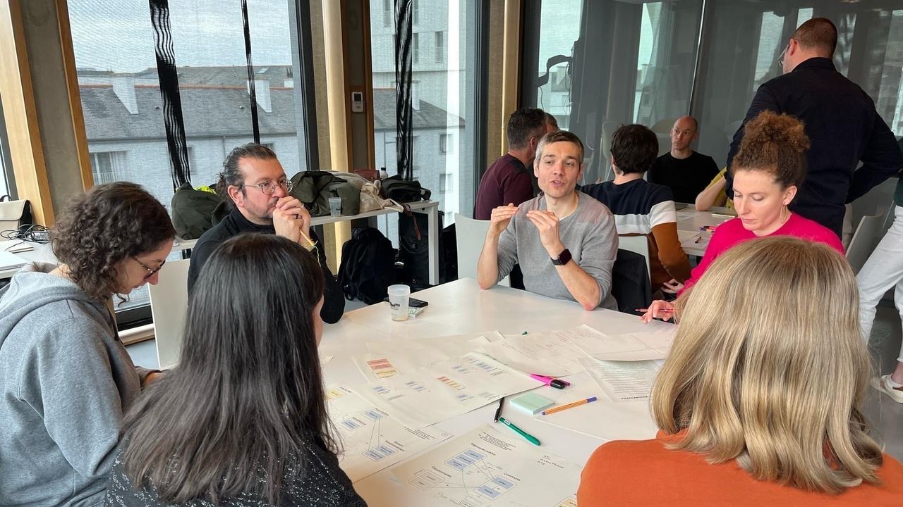 Atelier de travail rassemblant autour d'une table les acteurs du cas d'usage Efficacité énergétique, Rennes Métropole et Ekitia