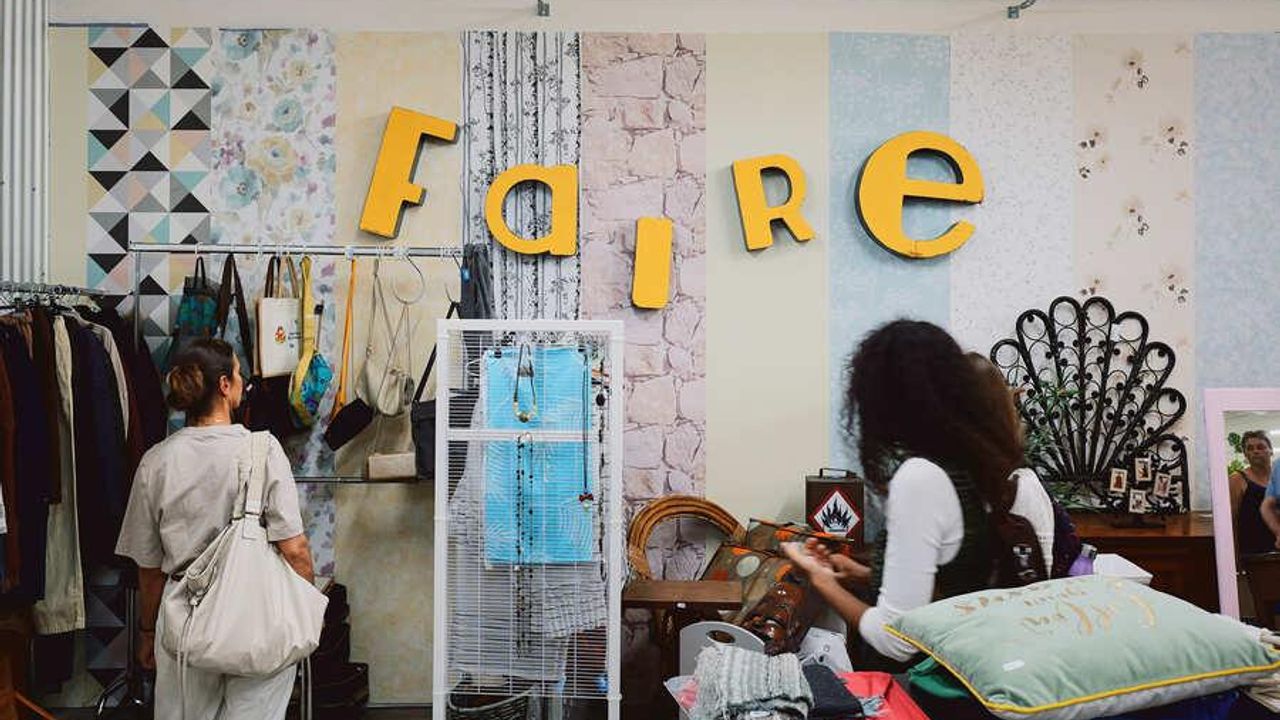 deux personnes regardent vers une inscription "faire" sur un mur de la Belle déchette