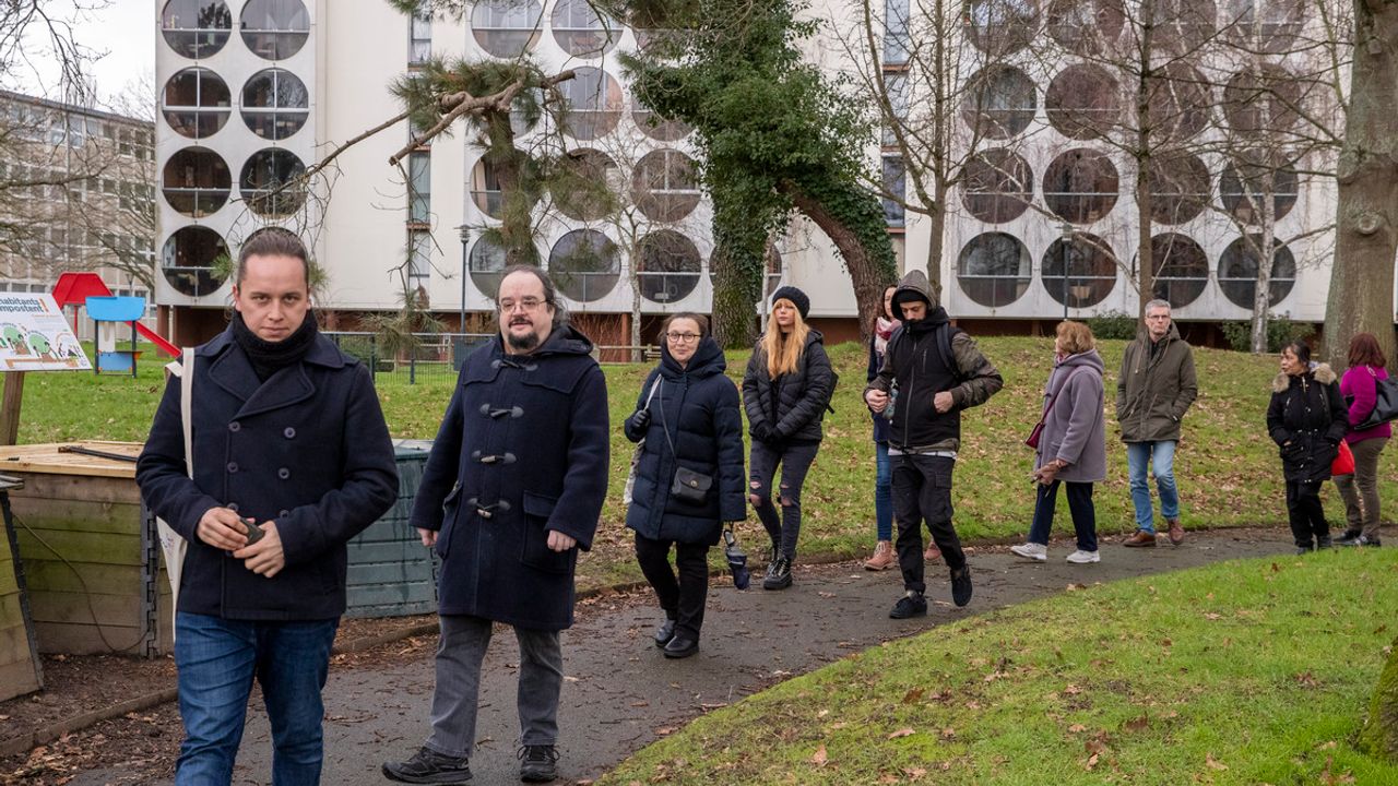 Au premier plan, les Nouveaux commissaires visitent le quartier Bréquigny. En arrière-plan, les hublots rigolos des immeubles de Georges Maillols, au niveau du square de Terre-Neuve