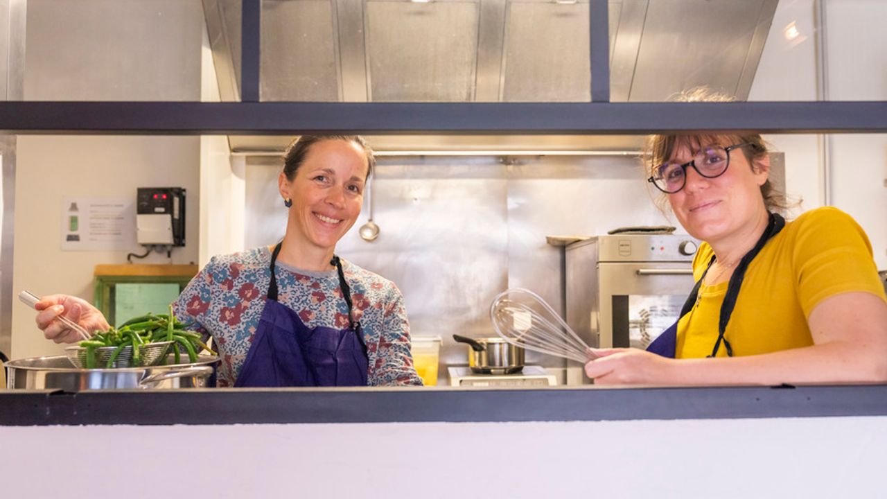 Julie et Margaux dans la cuisine de Mollo traiteur sourient à l'objectif. 