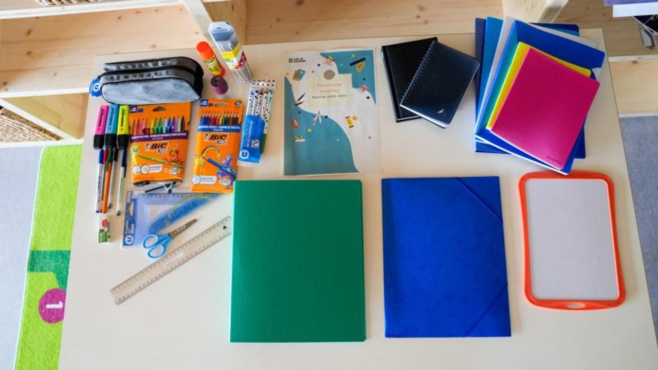 Le contenu d'un kit scolaire : pochettes, ardoise, crayons, feutres, équerre, règle, ciseaux, stylos, colles, feutres effaçables, cahiers, agenda, taille crayon, fluos, trousse.