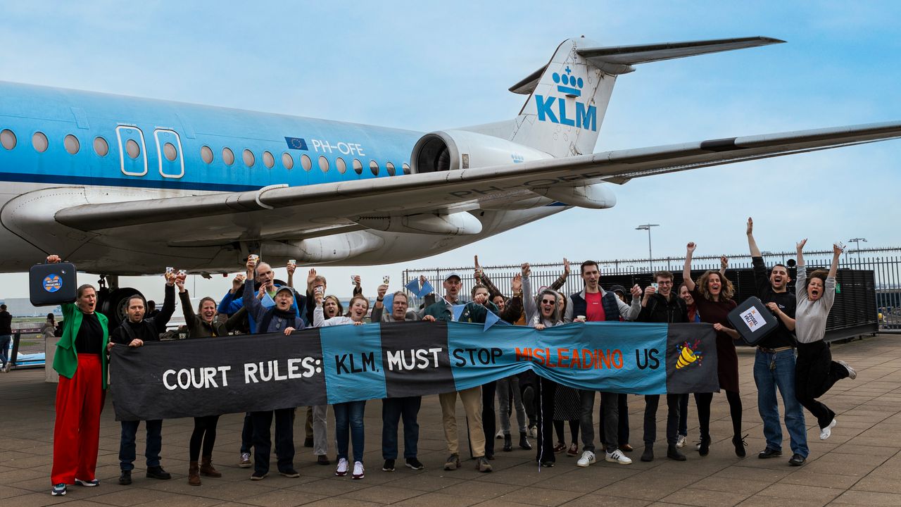 Les équipes des associations Fossielvrij NL et Reclame Fossielvrij célèbrent leur victoire juridique au pied d'un avion de la compagnie arienne KLM.