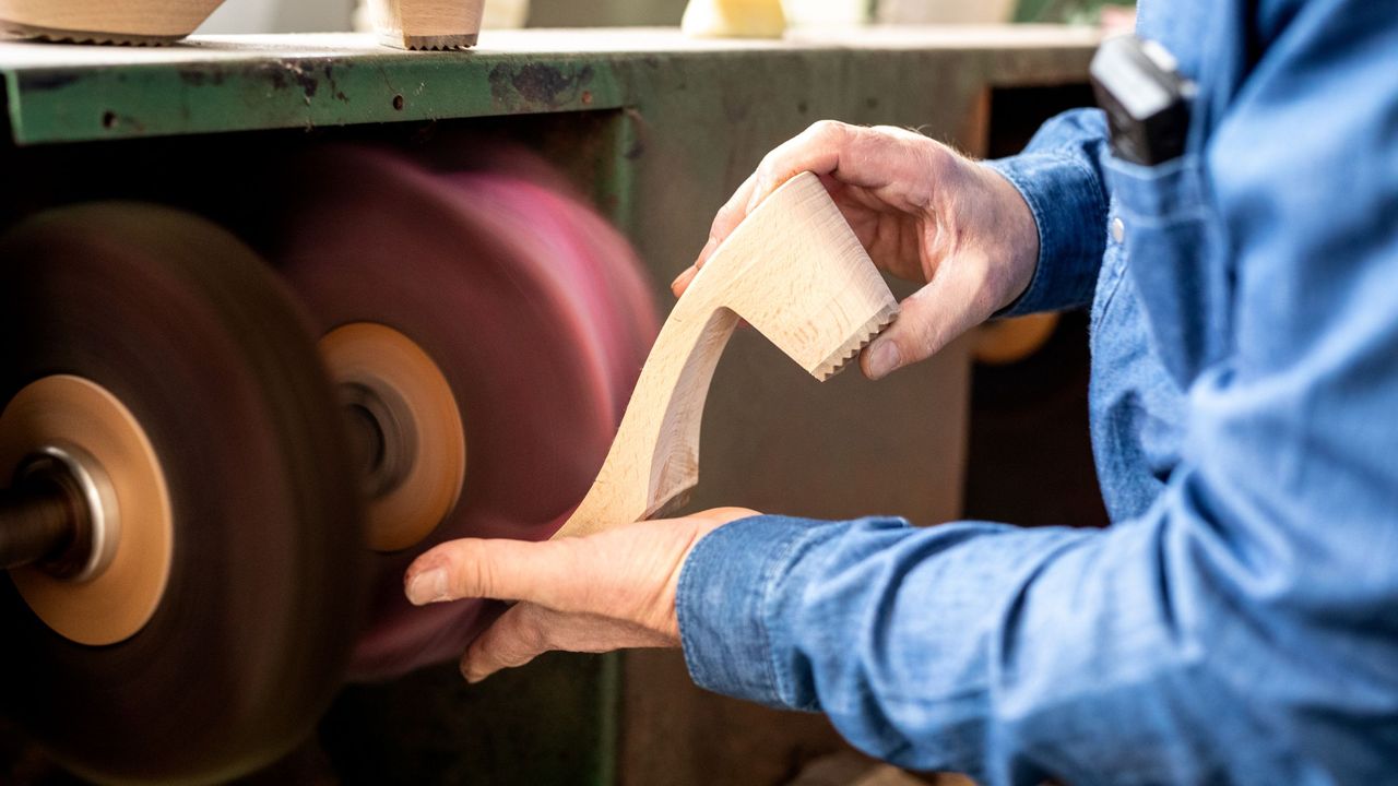 Salarié qui ponce la base d'un sabot à talon chez Audouin-Bosabo