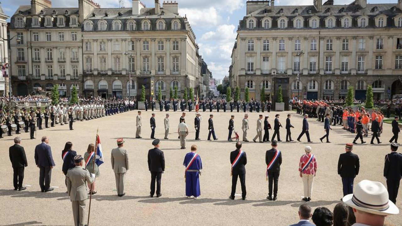 Des personnalités civiles et militaires place du Parlement