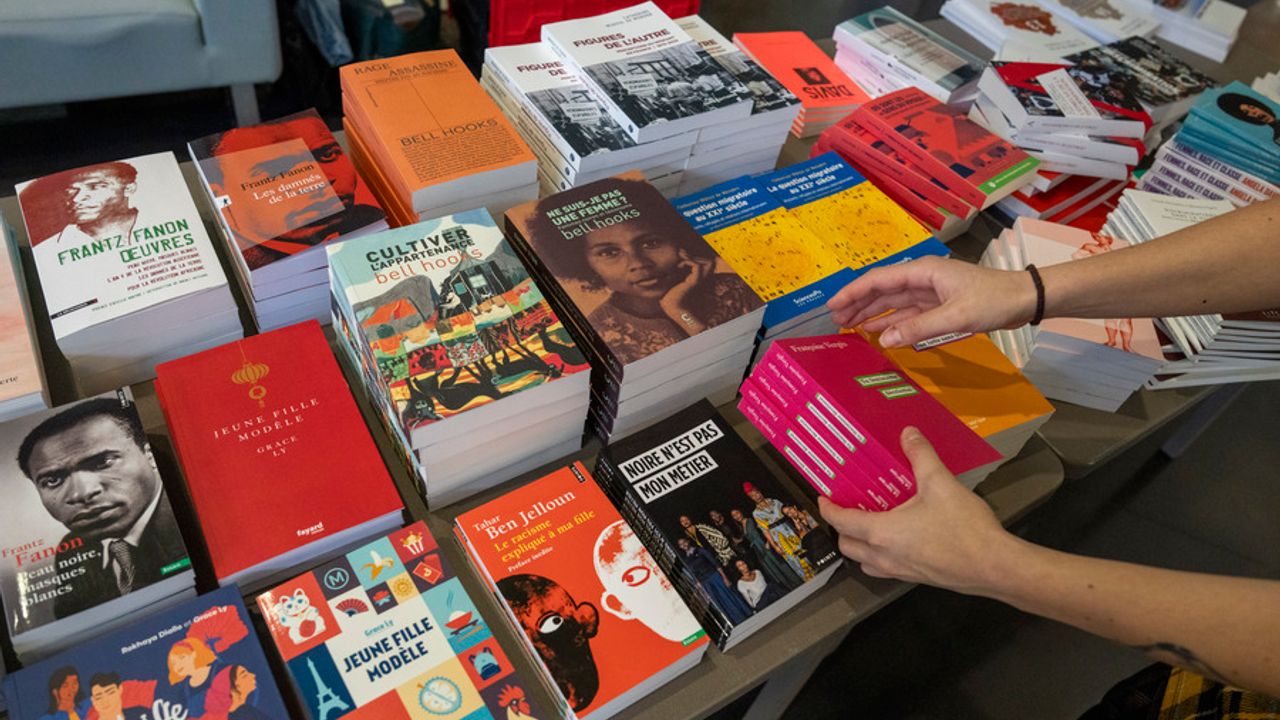 Livres sur les discriminations.