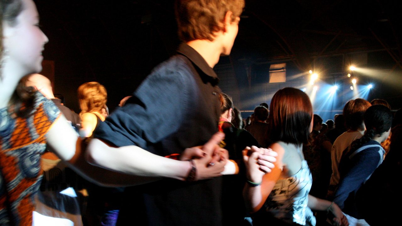 Des gens se prennent par la main lors du grand fest-noz Yaouank.
