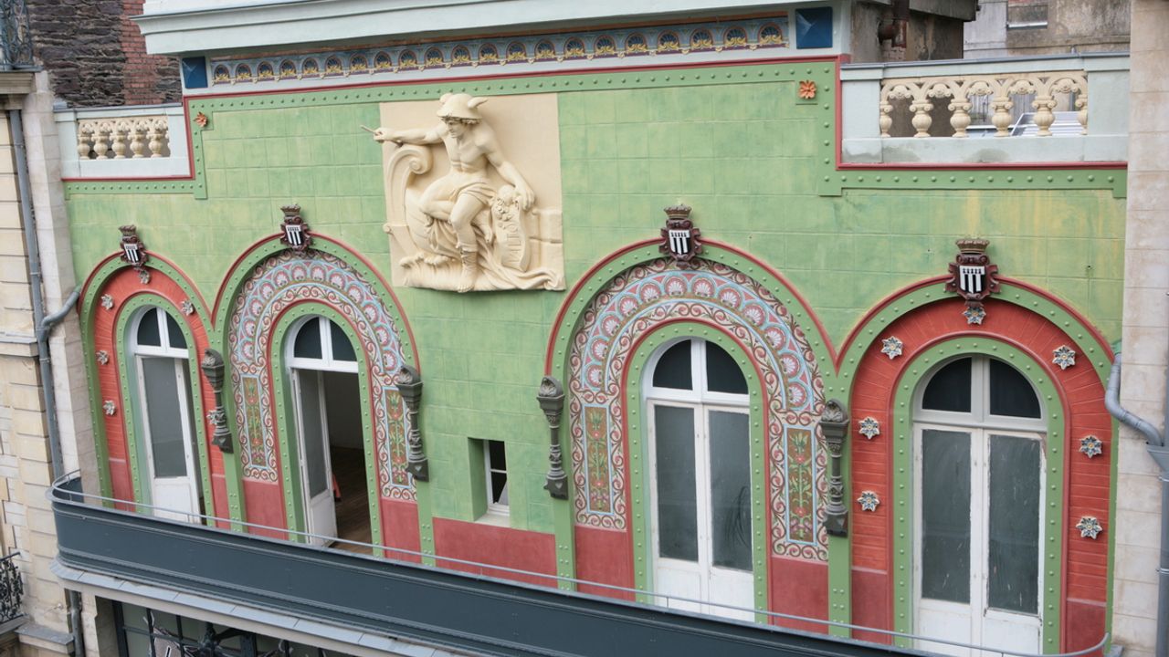 Vue sur la partie haute de la façade du magasin de vêtements Crazy Republic avec les mosaïques d'Isidore Odorico père