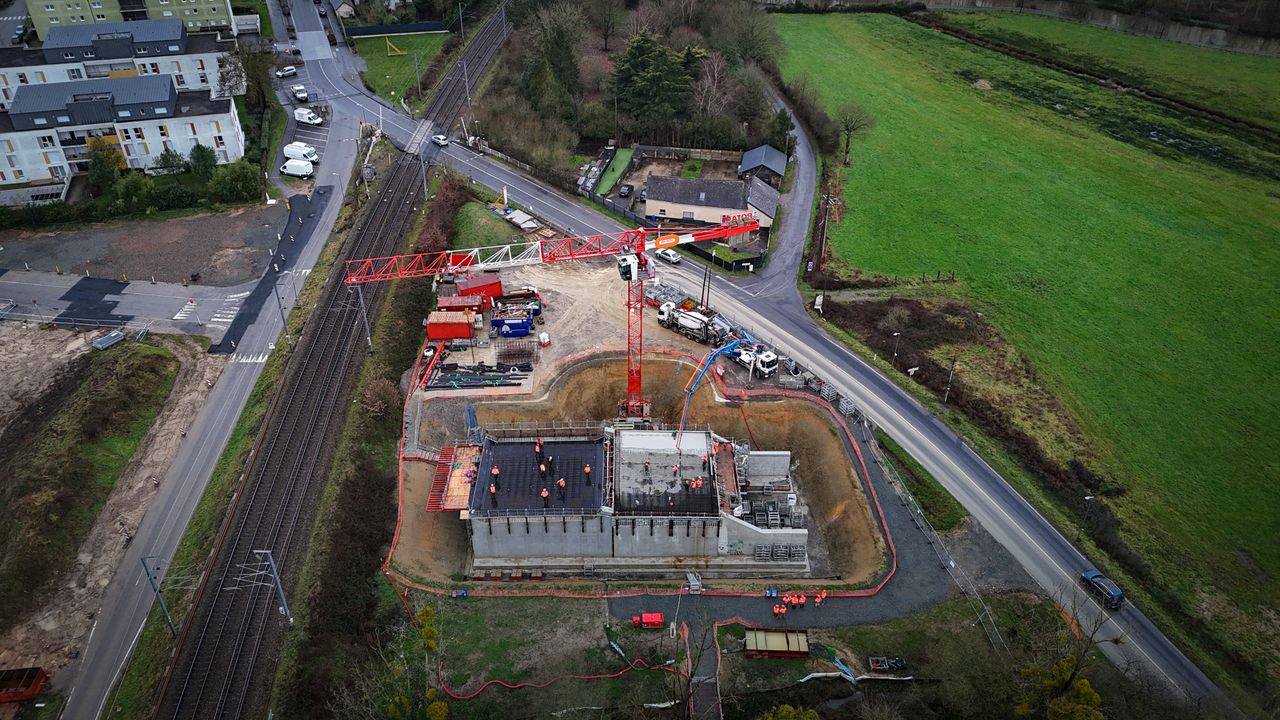 Vue aérienne des travaux du passage à niveau quartier Maison Blanche sur la commune de Saint-Grégoire