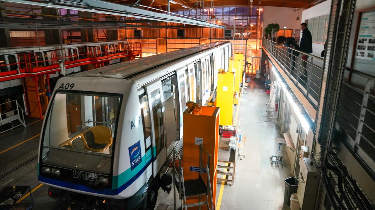 Une rame au garage atelier du métro sur le site de Chantepie.