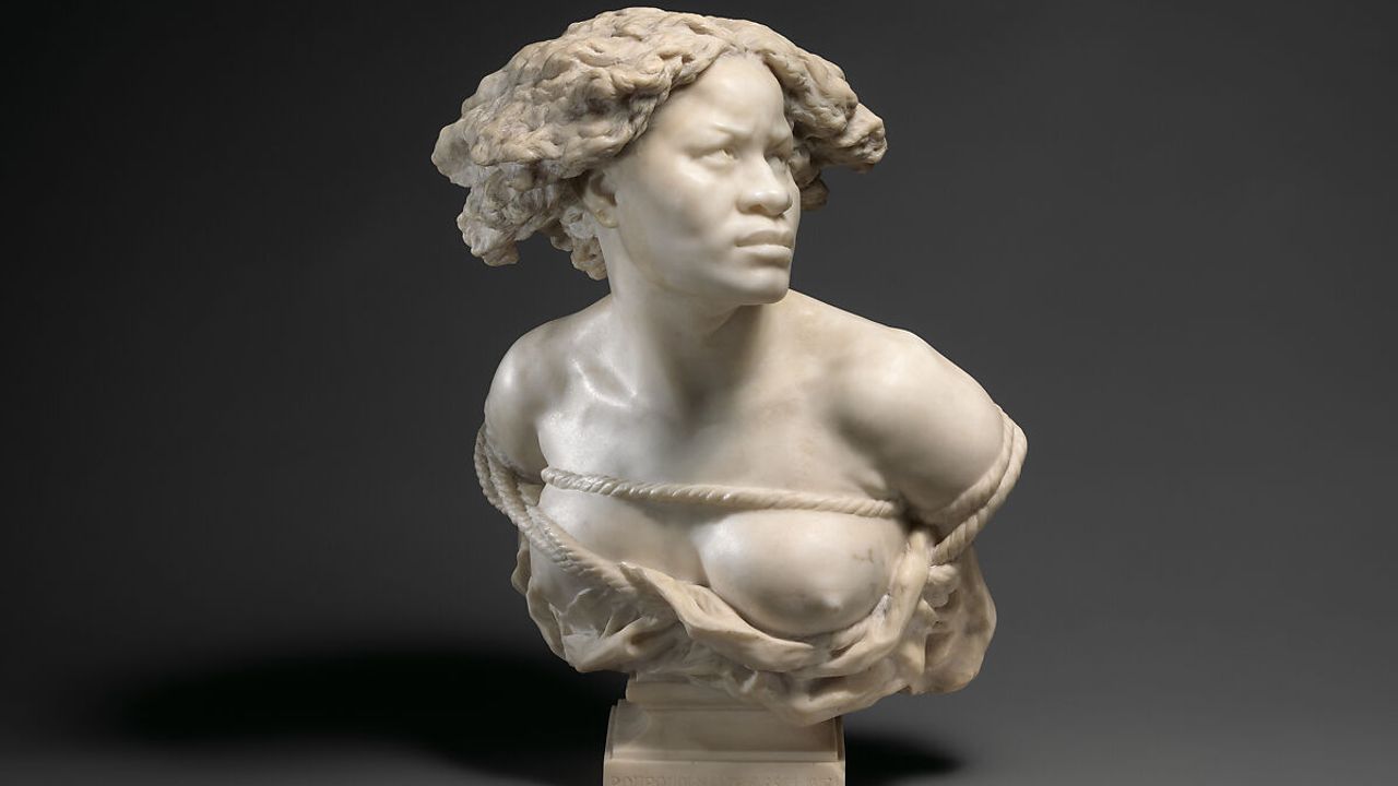 Buste en marbre blanc d'une femme noire dénudée et attachée par des liens autour de sa poitrine