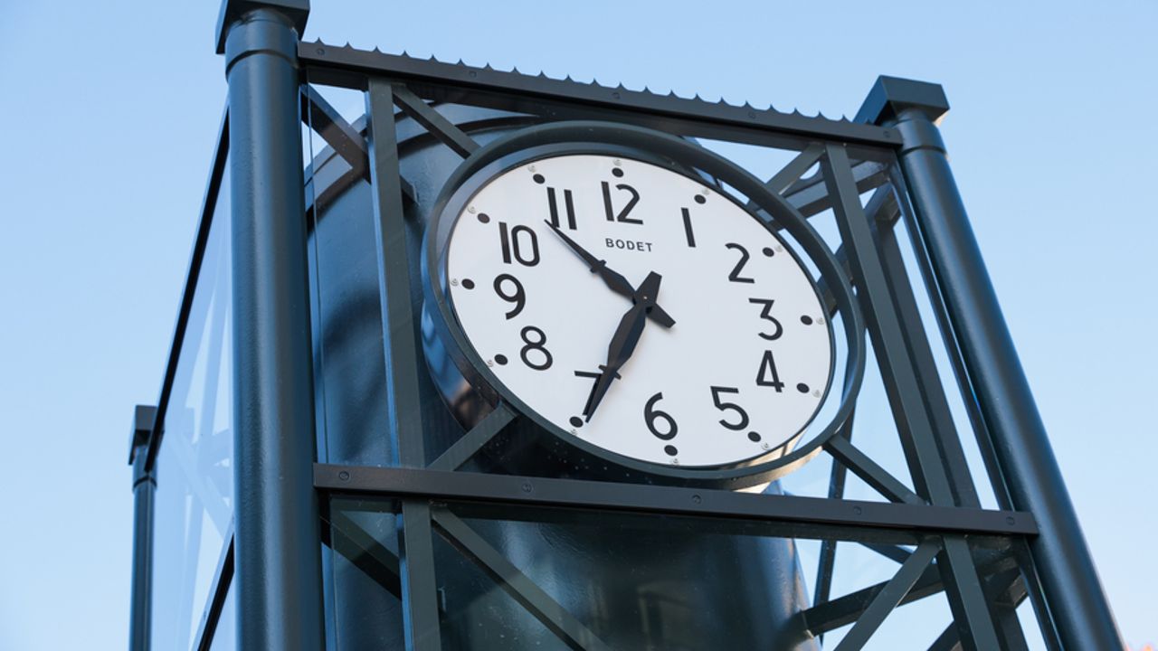 L'horloge de la place des Lices à Rennes en gros plan.