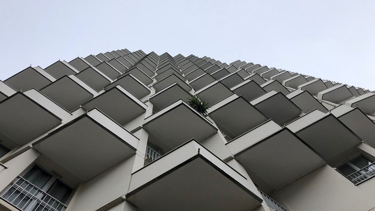 Une vue en contre-plongée de l'immeuble.