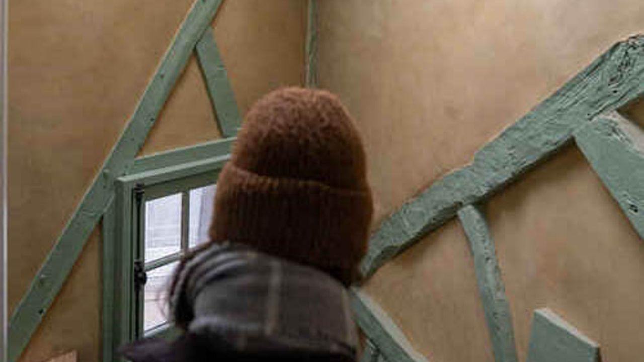 vu de dos d'une personne dans une habitation ancienne à rénover