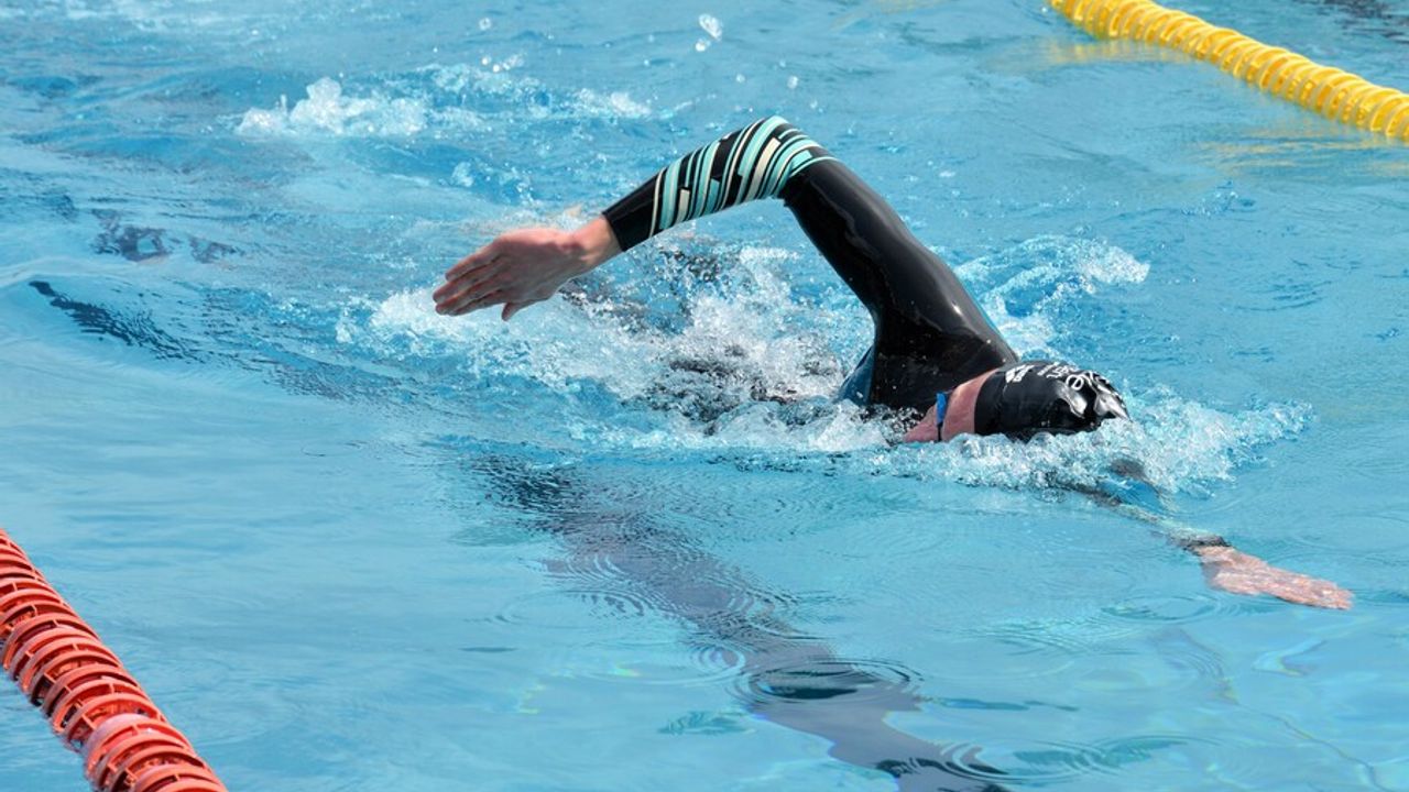 Un nageur en combinaison avec bonnet