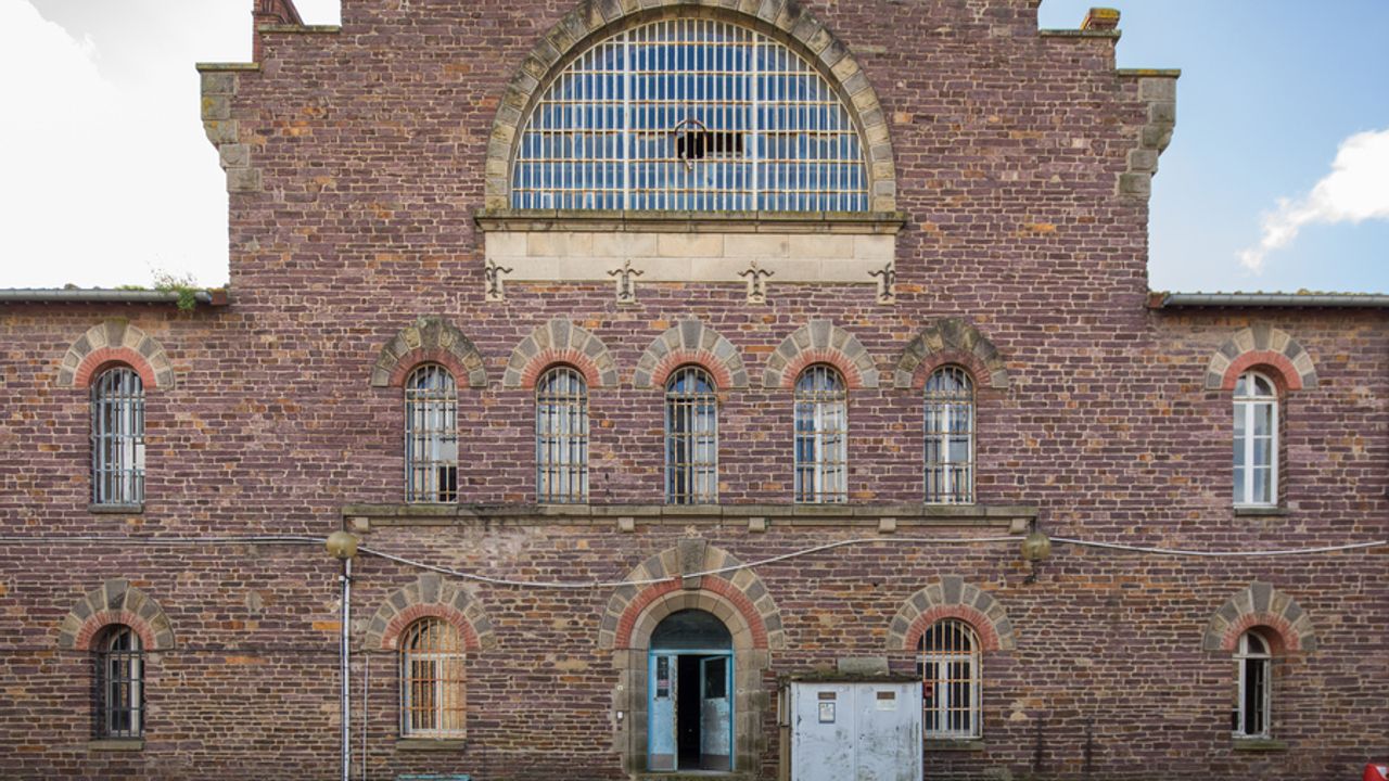 Vue sur l'entrée de la prison faite de briques rouges