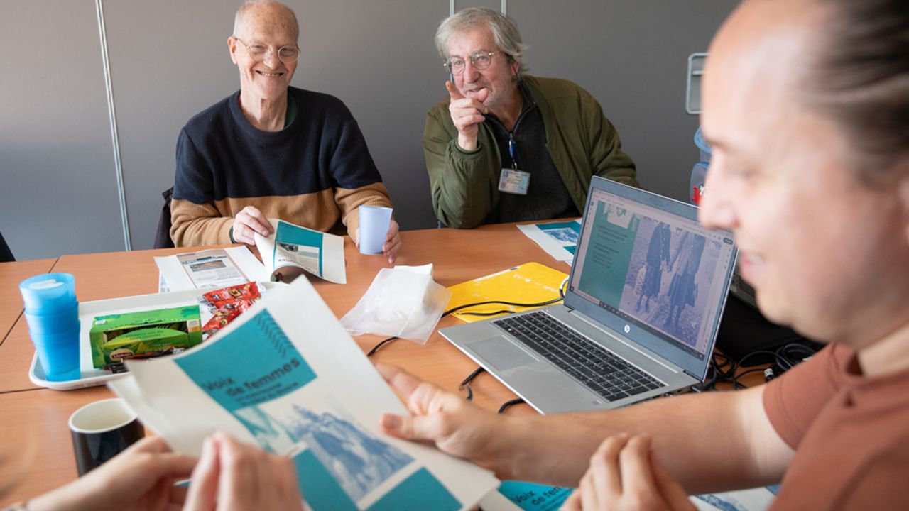 Des personnes sont en réunion et travaille sur le programme de l'exposition