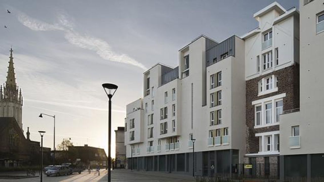 Immeubles de 6 étages à loyer modéré près d'un clocher en ville