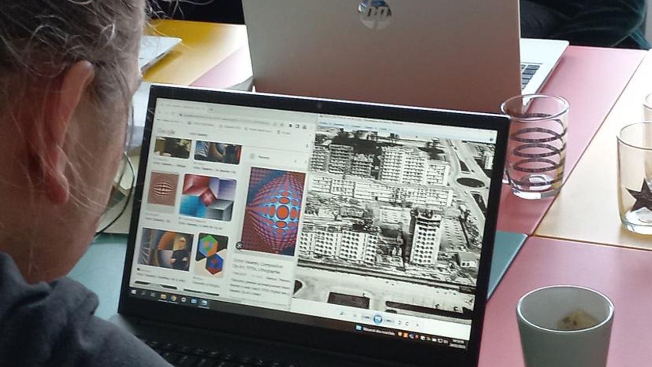 Une personne fait des recherches sur ordinateur.