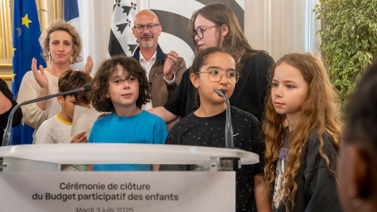 Groupe d'enfant au pupitre lors de l'annonce des projets du Budget participatif des enfants saison 3.