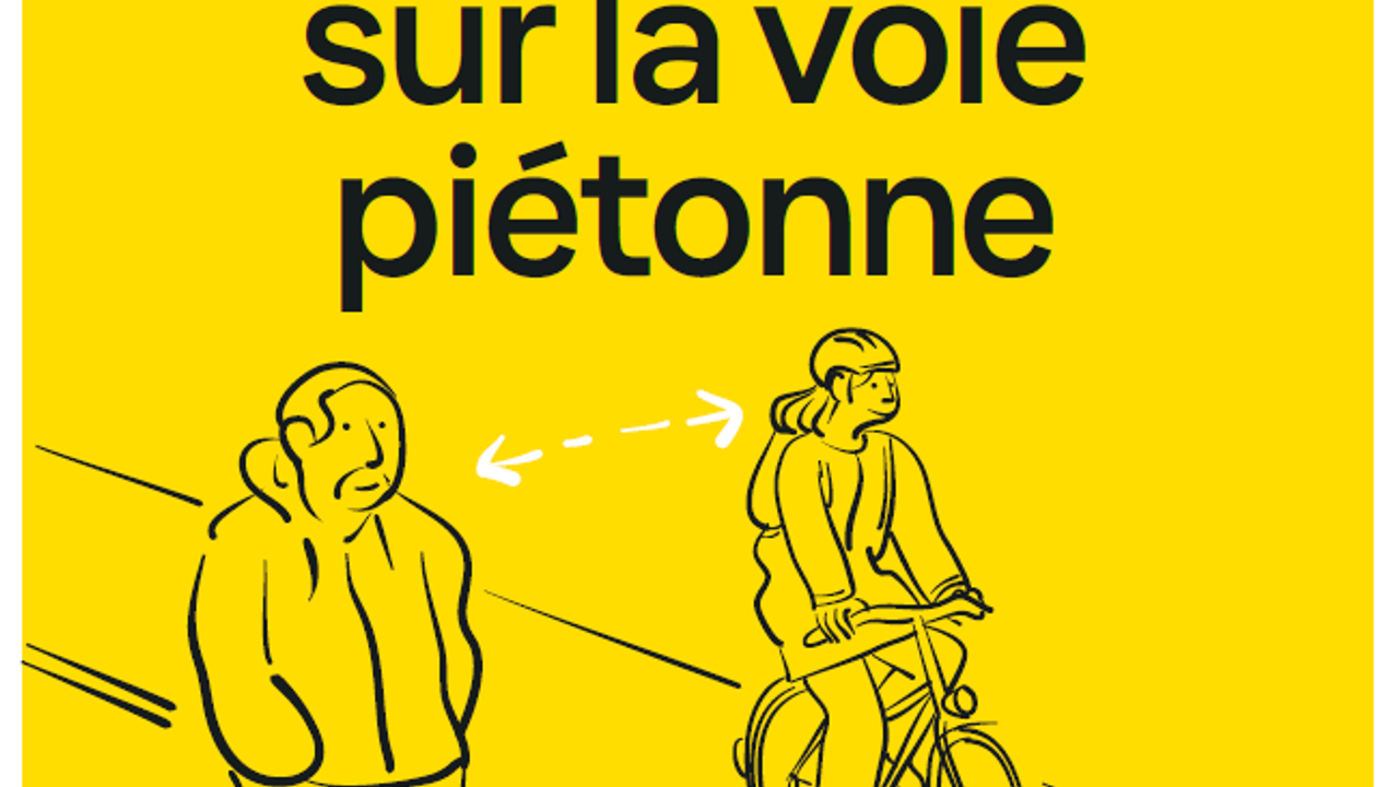 Dessin, un cycliste et un piéton circulent côte à côte, chacun dans sa voie.Un message "Ici je marche sur la voie piétonne" permet de rappeler les règles.