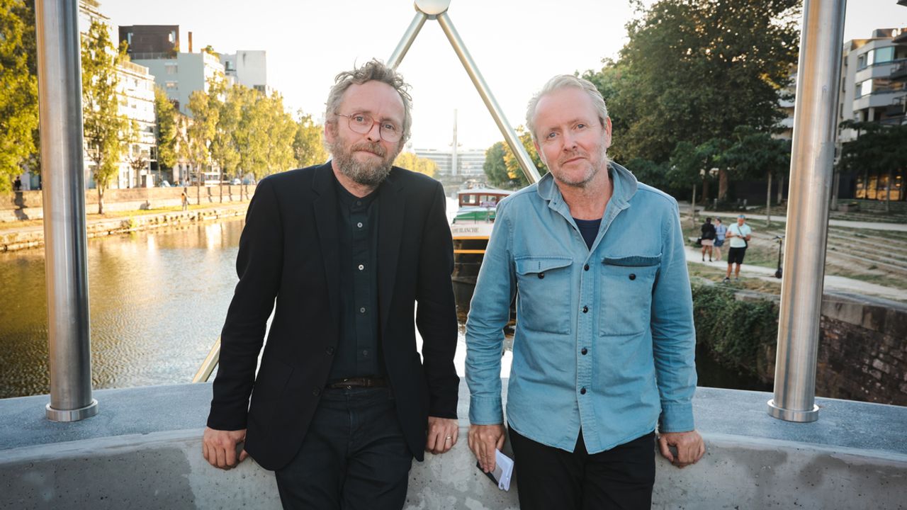 Les frères Bouroullec posent sur le Belvédère. À l'arrière-plan, la tour du Mabilais.