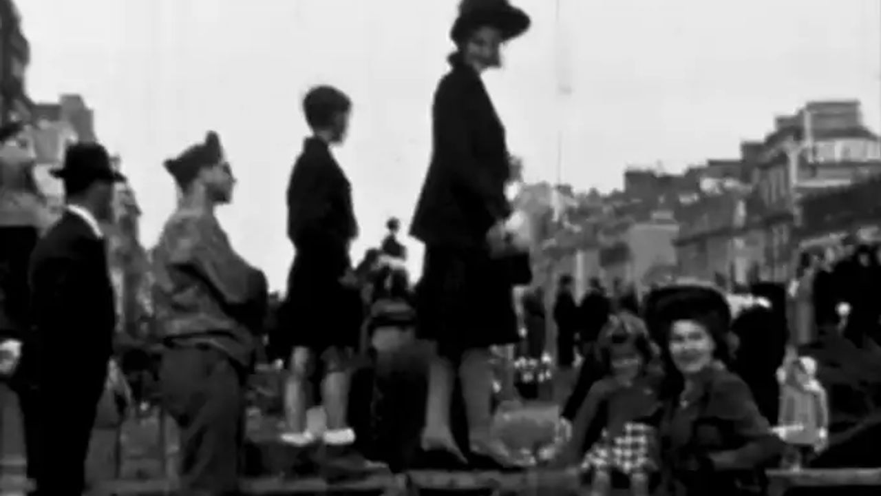 Des hommes et des femmes se tiennent debout pour célébrer le 8 mai.