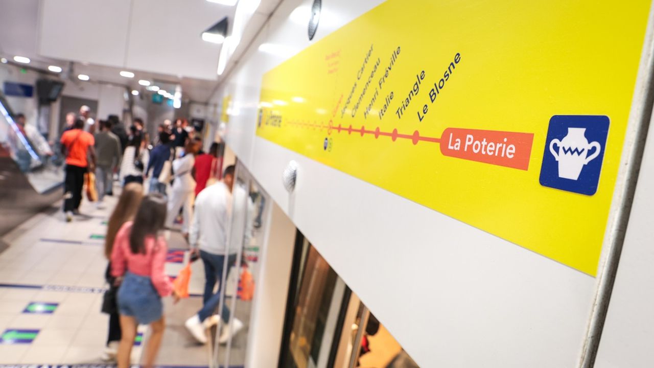 Photo dans le métro, station gare, une rame est à quai, au dessus de la porte le plan de la ligne avec la nouvelle signalétique, direction La Poterie matérialisée par un pot.
