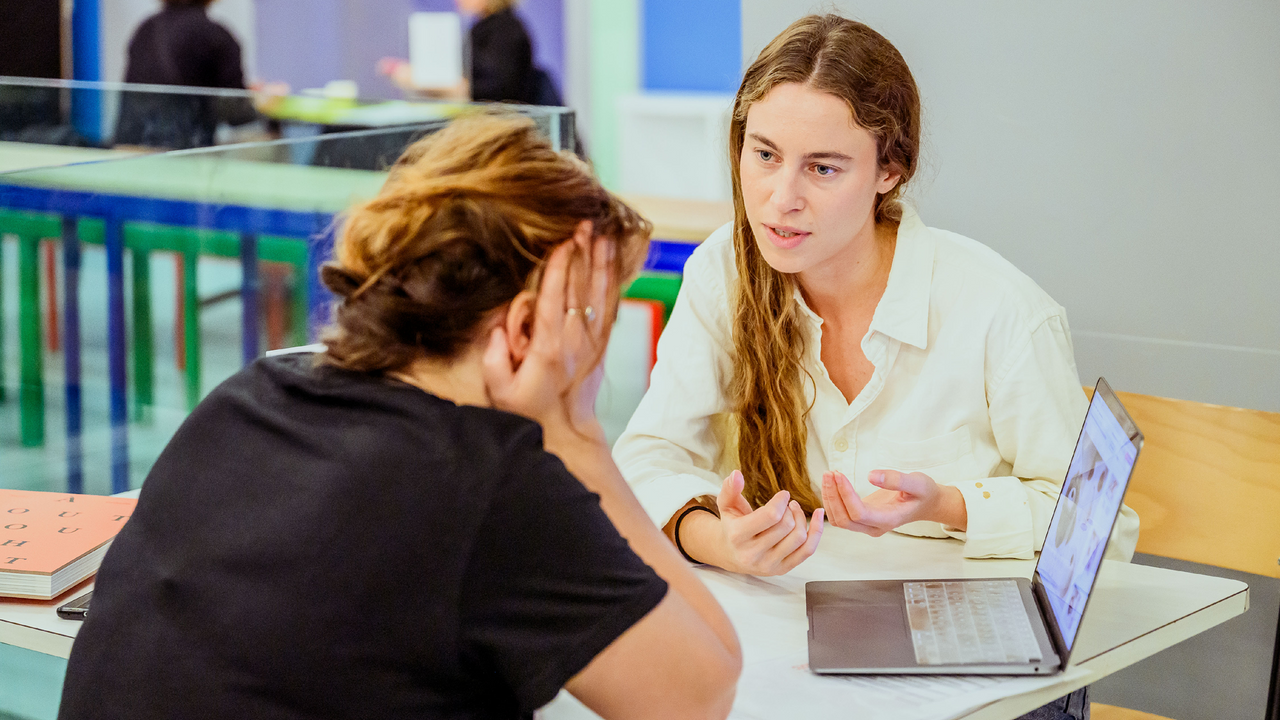 Deux personnes en train de travailler au Forum de la Gaîté Lyrique