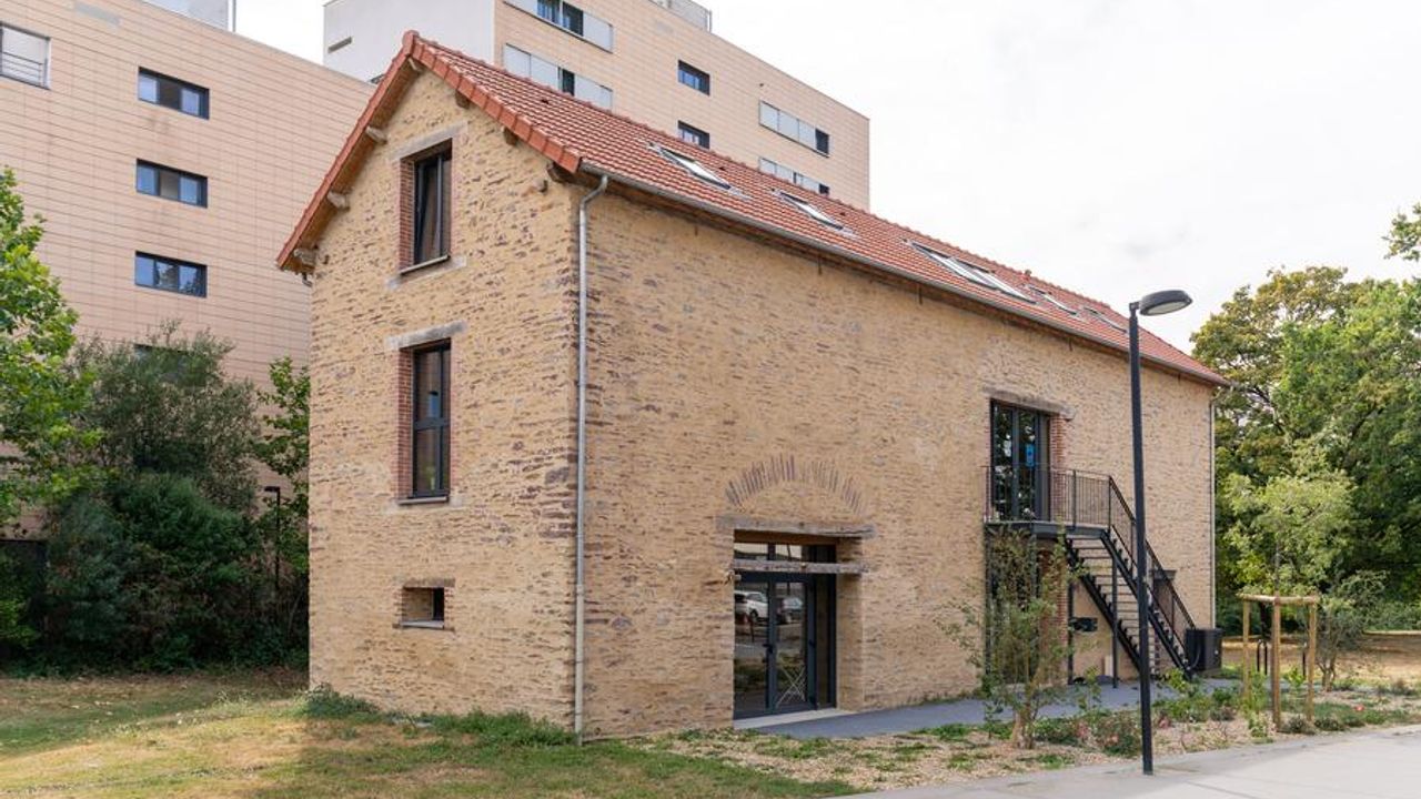 Le bâtiment du Pôle de l'arbre urbain vu dans la longueur