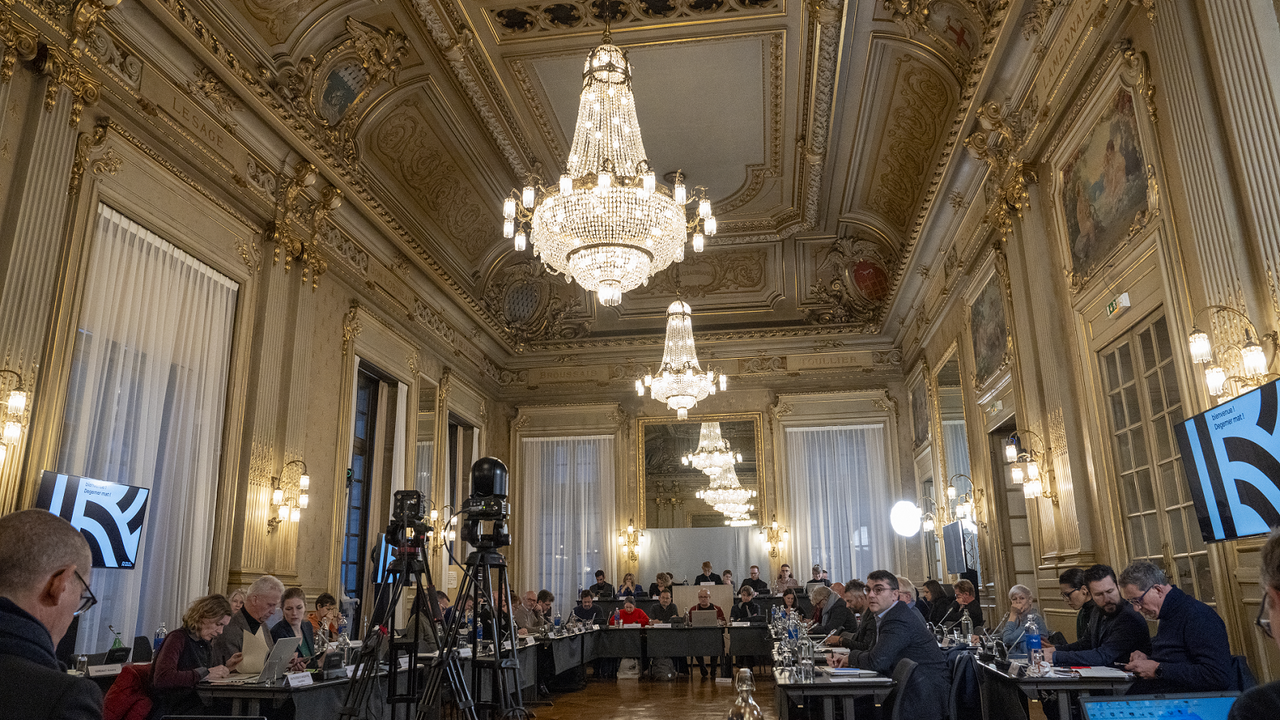 Les élus dans la salle du conseil municipal à l'Hôtel de Ville de Rennes.