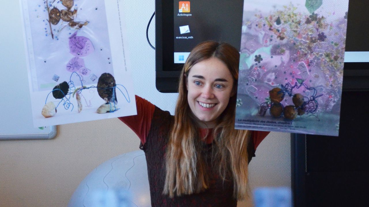 L'artiste Lucie Férézou montre aux élèves deux affiches qu'elle a réalisé avec Margaux Janisset à partir de leurs travaux.