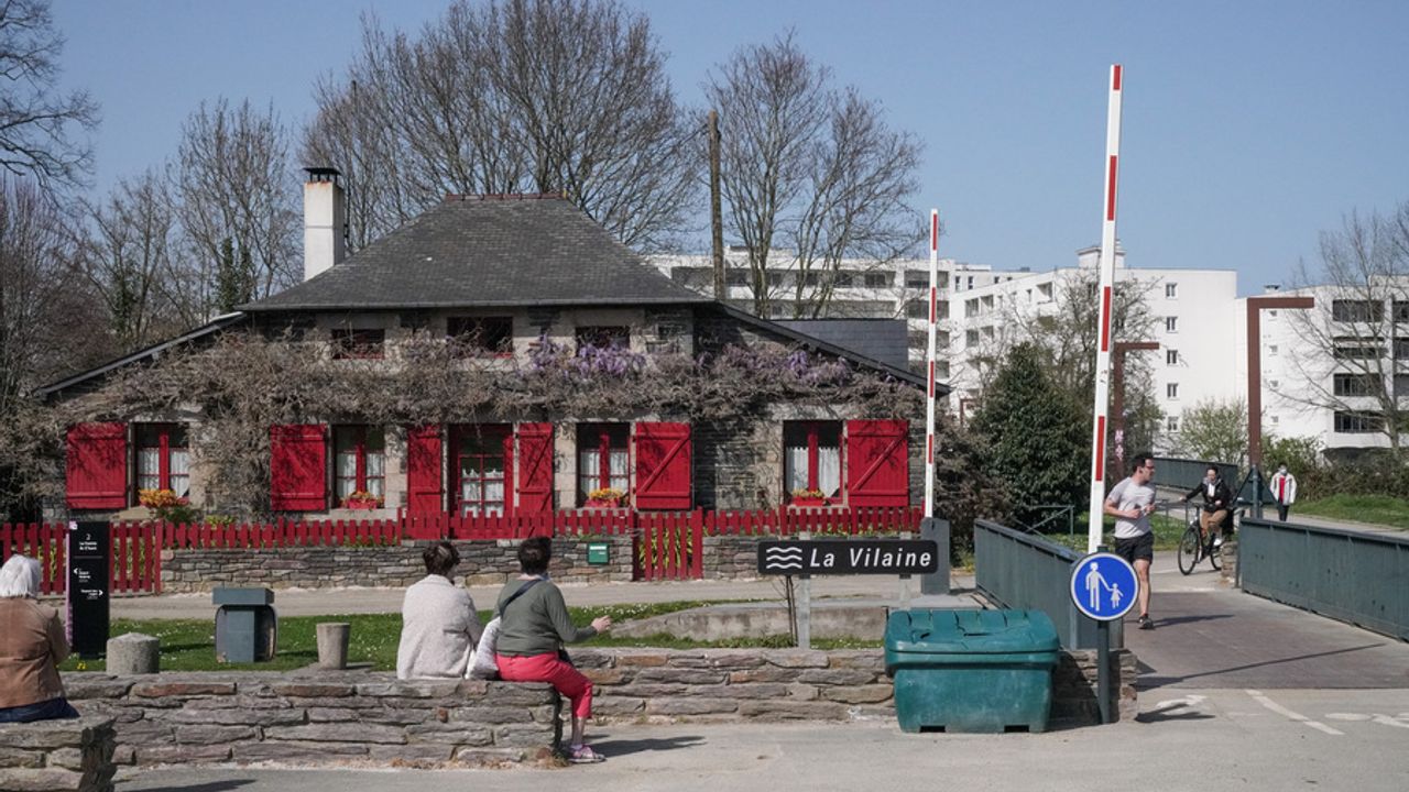 écluse de moulin du comte, des personnes se baladent et sont posées