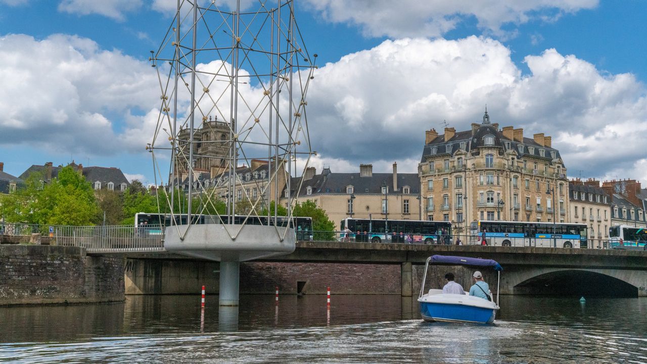 Vue de jour du Belvédère. Un petit bateau passe sur la droite. Des bus passent derrière sur le pont de Bretagne.