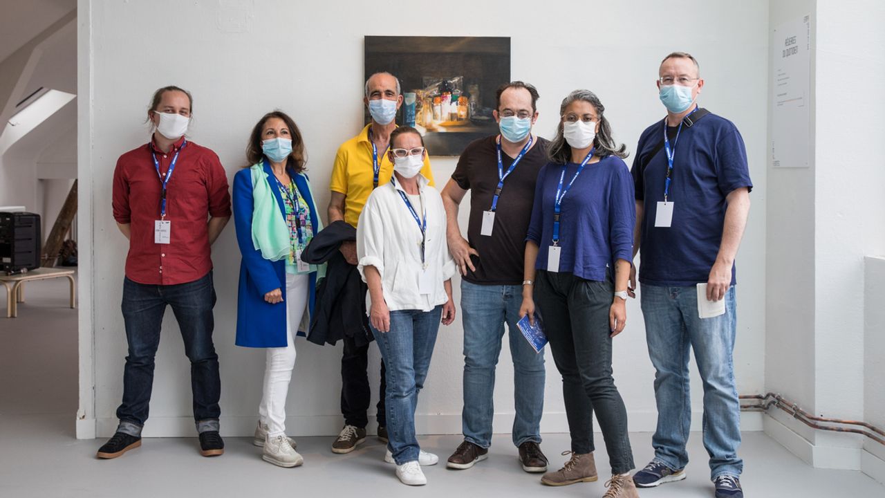 La promo 2021 des Nouveaux commissaires pose devant leur expo.